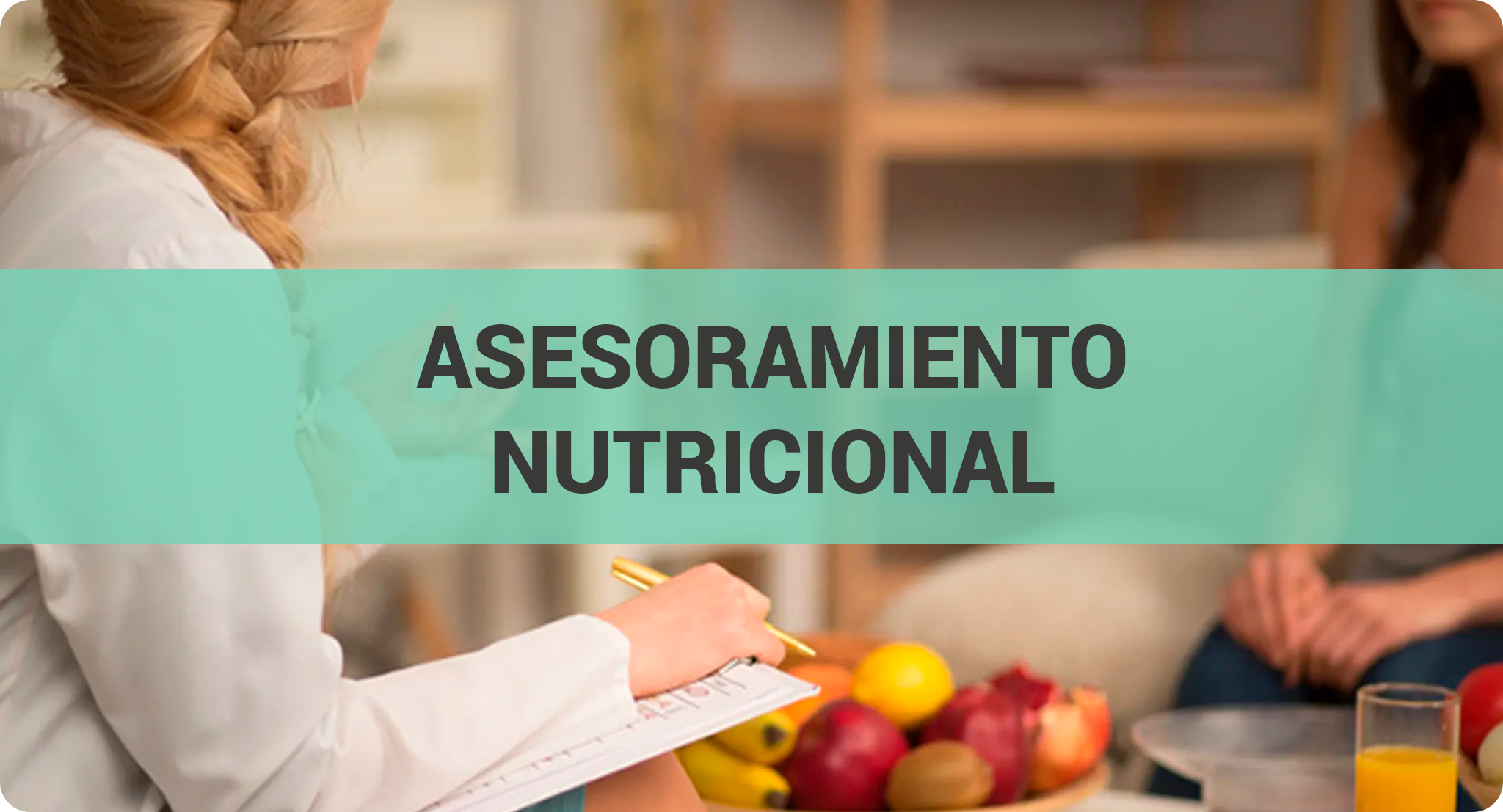 nutricionista pasando consulta a su paciente
