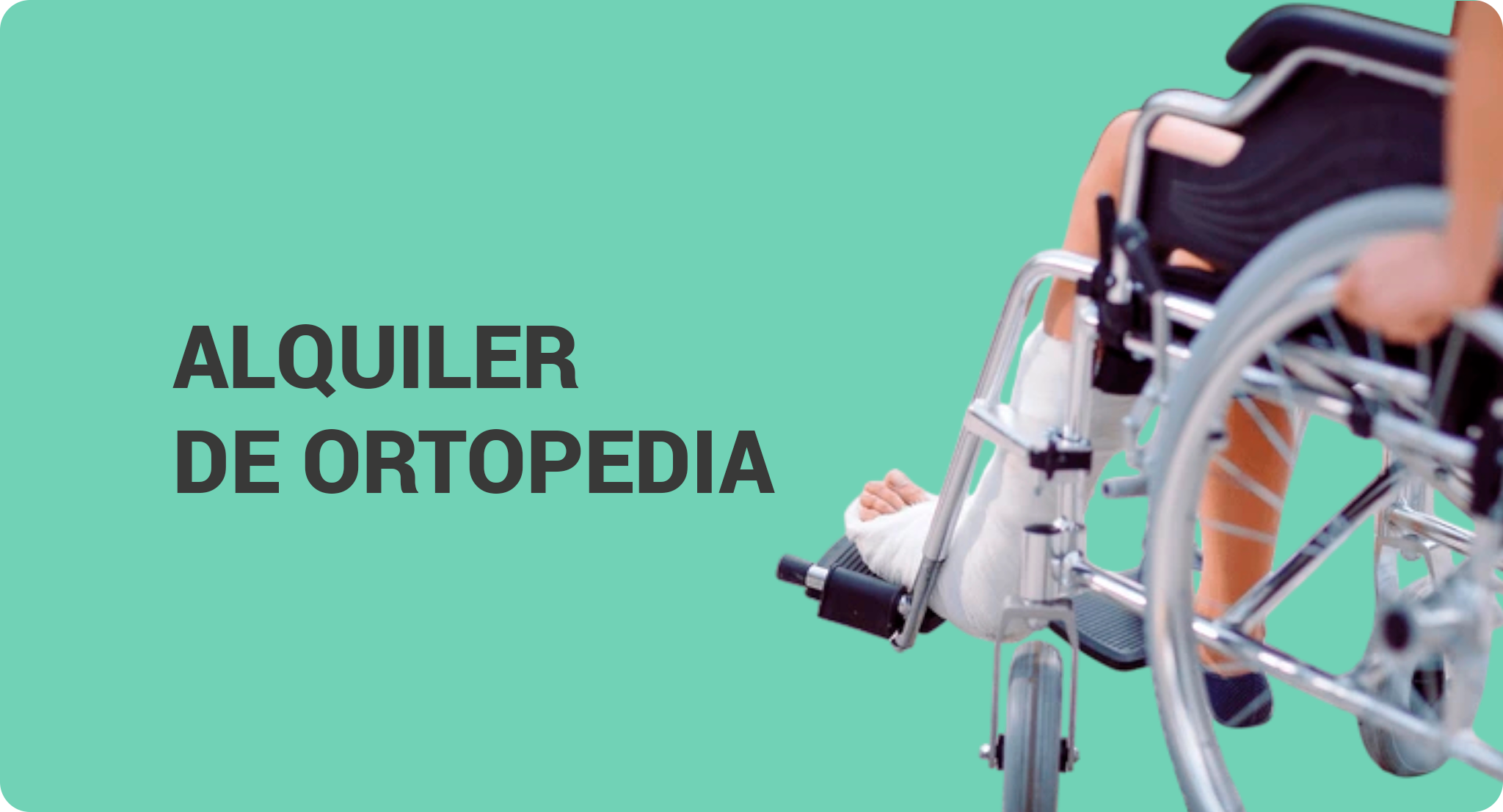 Persona joven en una silla de ruedas con la pierna derecha escayolada.