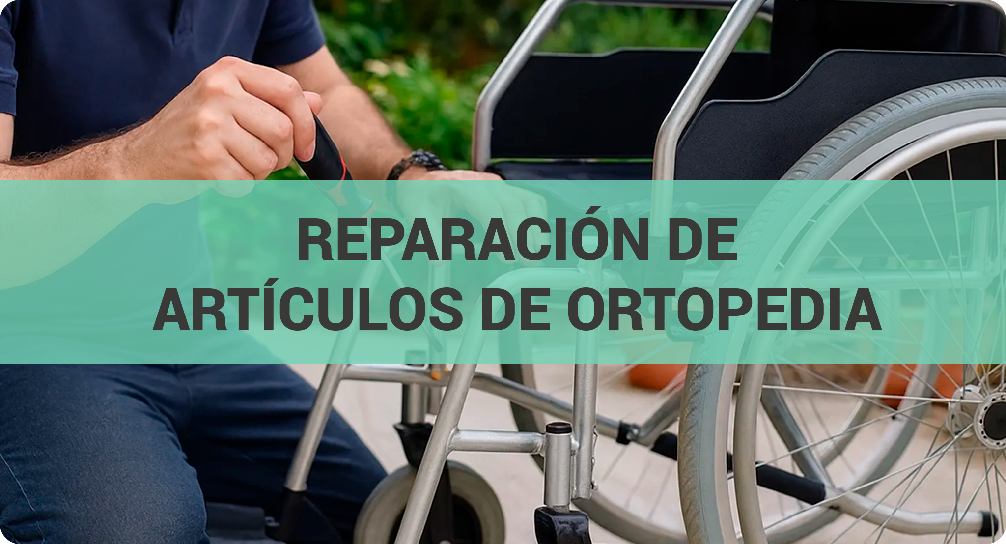 Técnico reparando una silla de ruedas manual con destornillador en un entorno exterior, ajustando la estructura metálica y las ruedas.