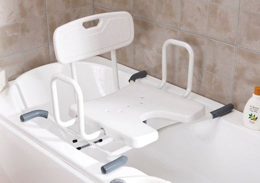 What should a bathroom have to be safe, comfortable and independent?