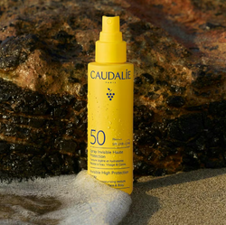 Spray solaire invisible haute protection SPF50 de Caudalie 75 ml