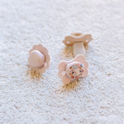 Chupeta fisiológica Suavinex em formato de borboleta para bebês de 6 a 18 meses.