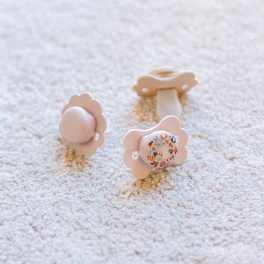 Chupeta fisiológica Suavinex em formato de borboleta para bebês de 6 a 18 meses.