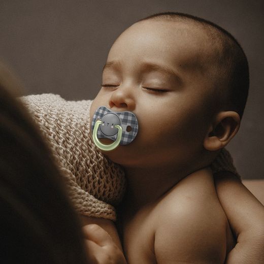 Chupeta anatômica de silicone Suavinex noite 0-6